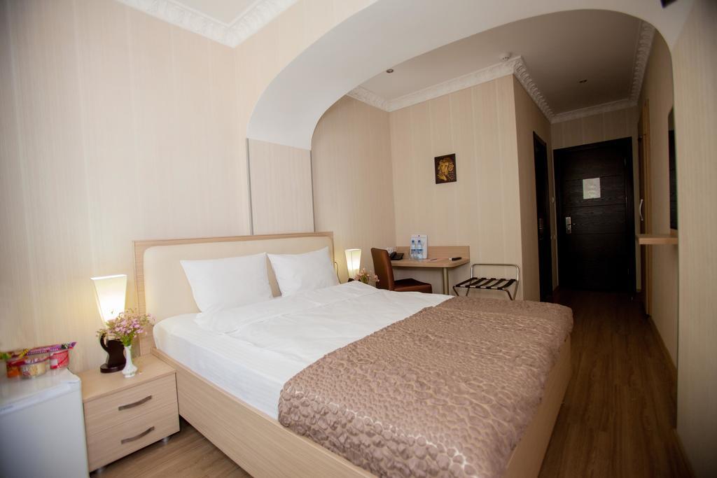 Rustaveli Palace Tbilisi Buitenkant foto